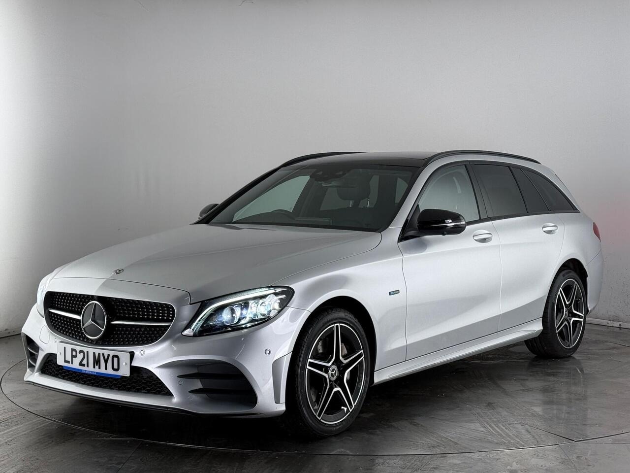 Mercedes-Benz C Class thumbnail Front Left