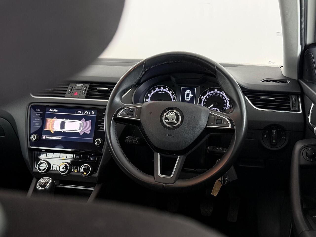 Skoda Octavia thumbnail Steering Wheel