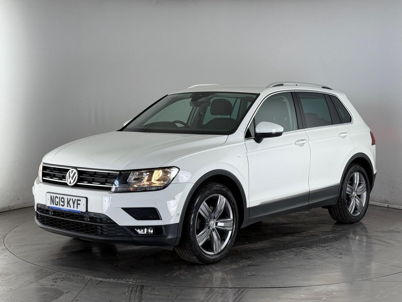 Volkswagen Tiguan thumbnail Front Left