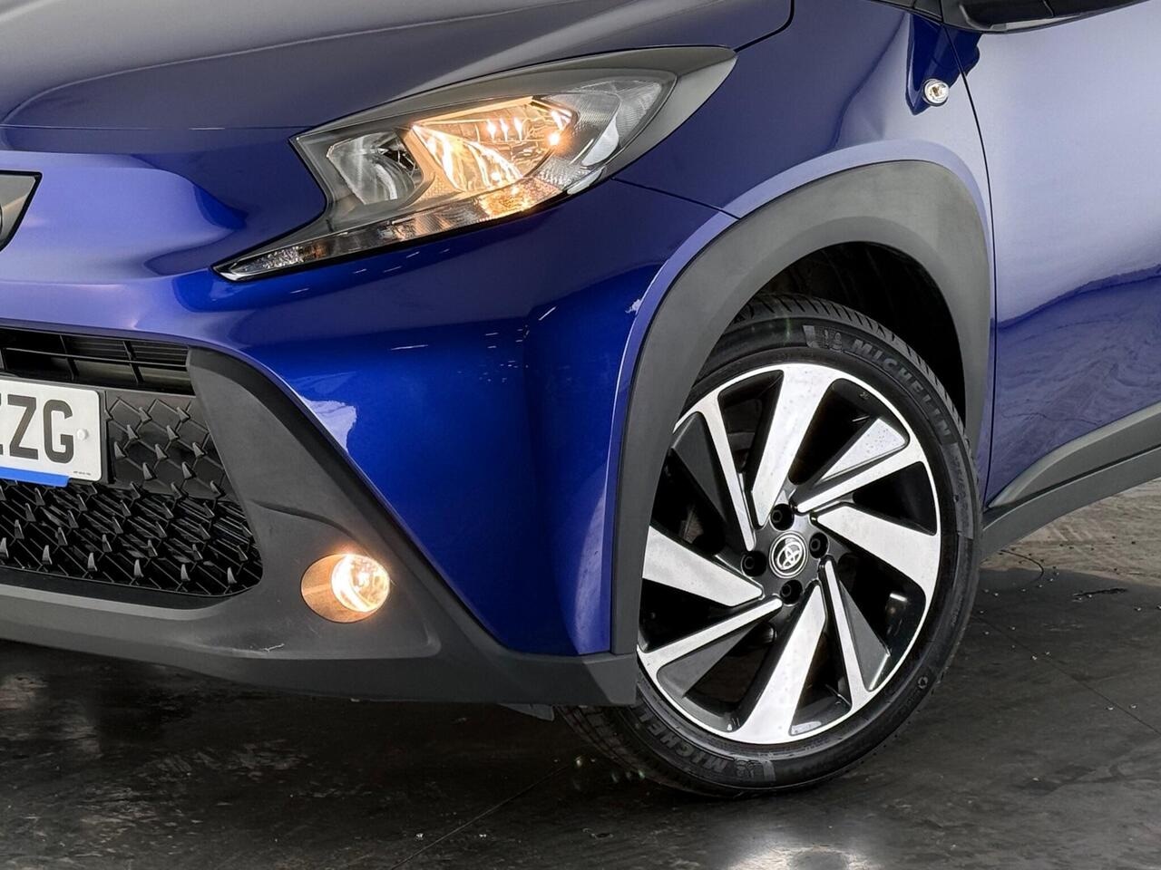 Toyota Aygo X thumbnail Lights Front