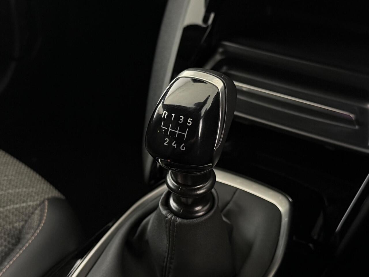 Peugeot 2008 thumbnail Interior Front