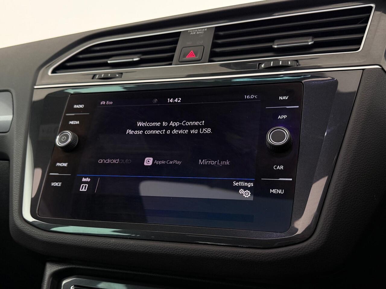 Volkswagen Tiguan thumbnail Infotainment System