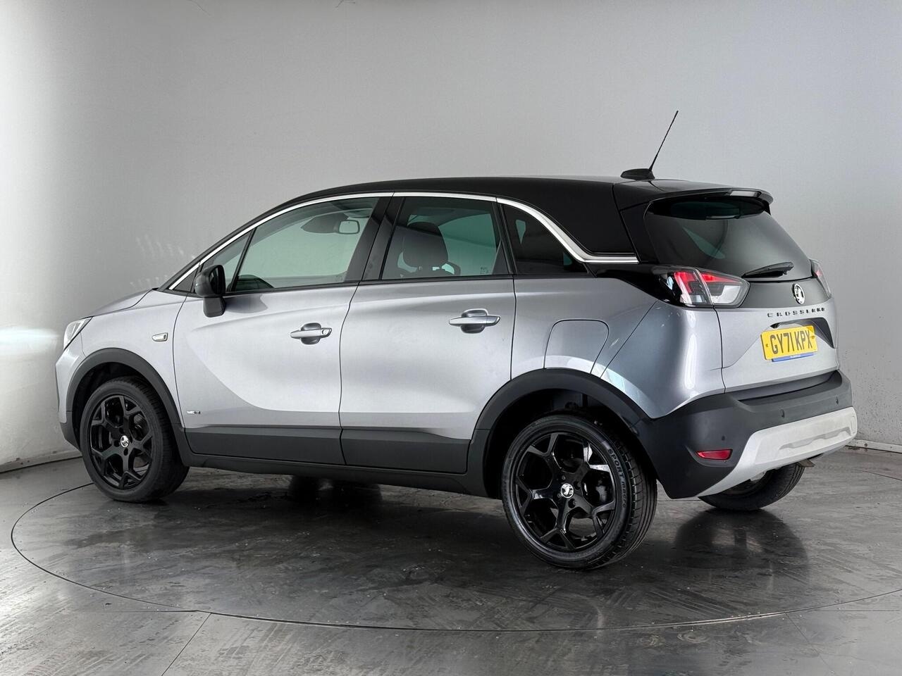 Vauxhall Crossland thumbnail Rear Left