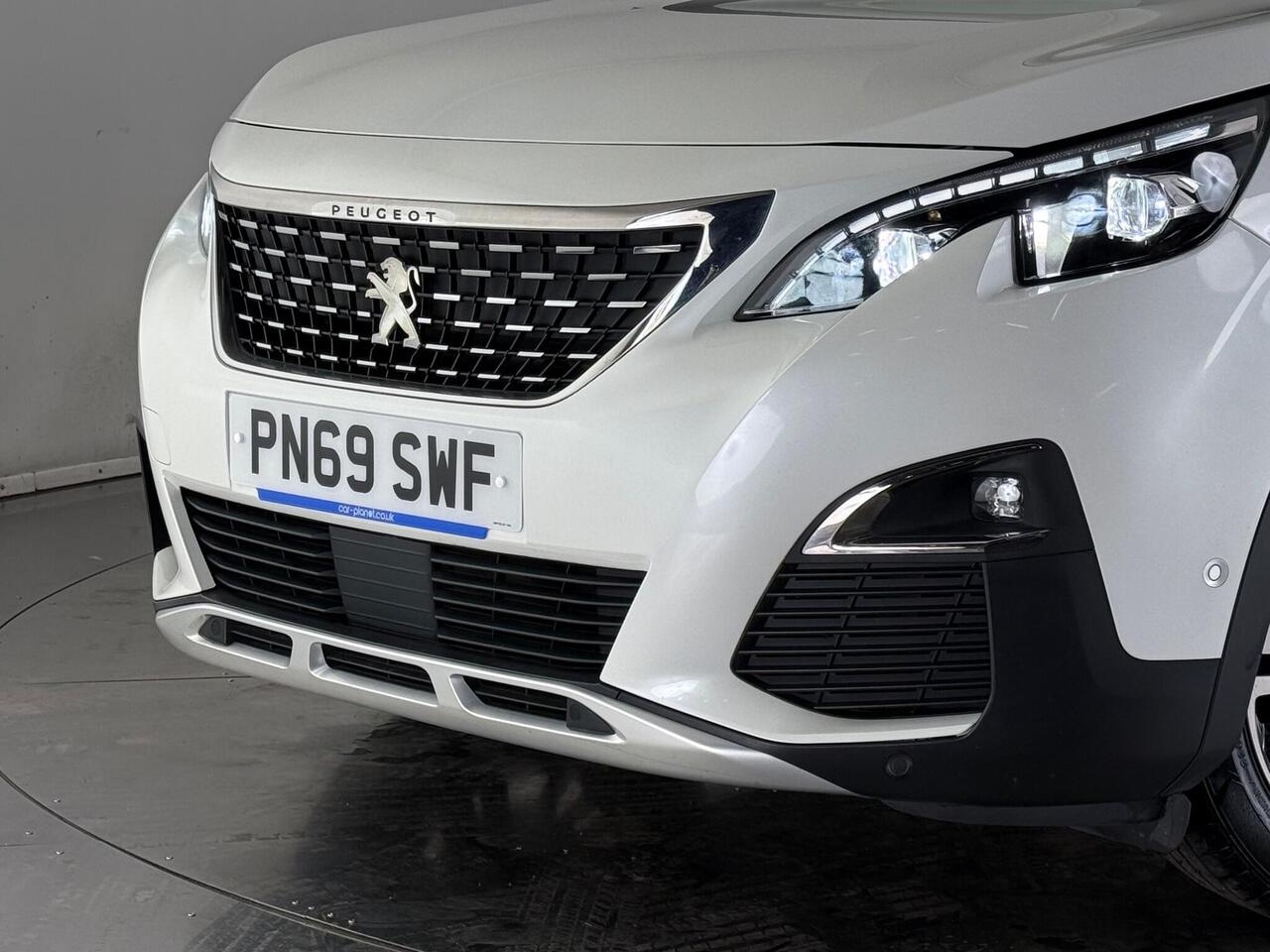 Peugeot 3008 thumbnail Front Left