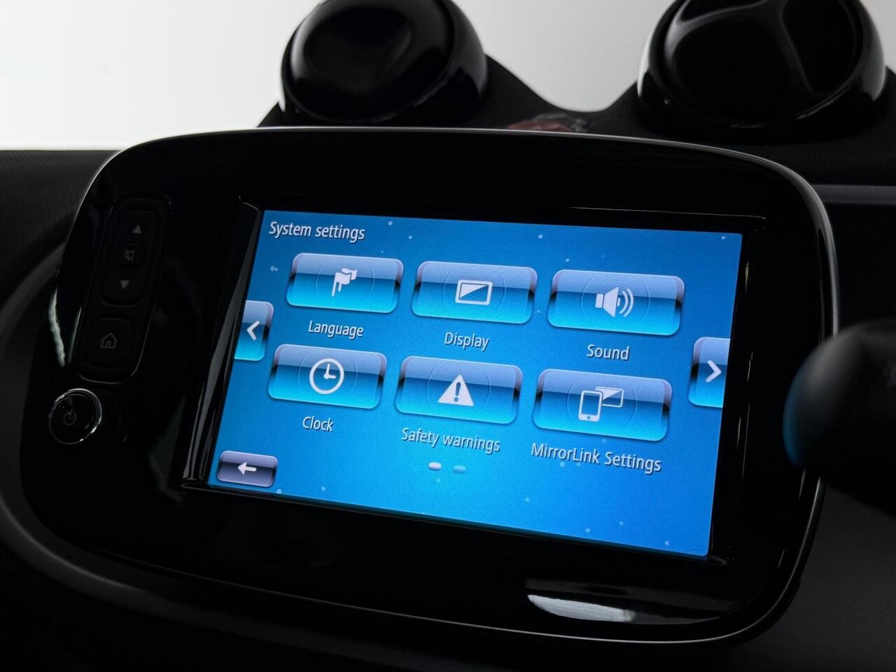 Smart fortwo thumbnail Infotainment System