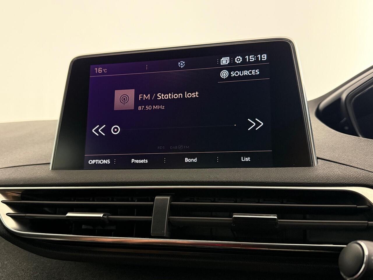 Peugeot 3008 thumbnail Infotainment System