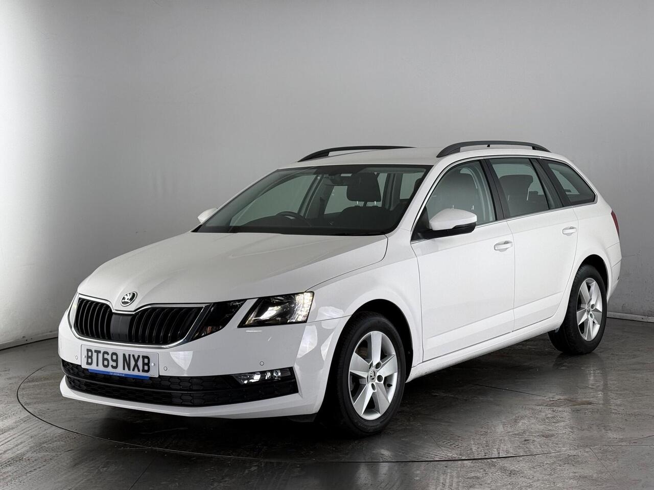 Skoda Octavia thumbnail Front Left