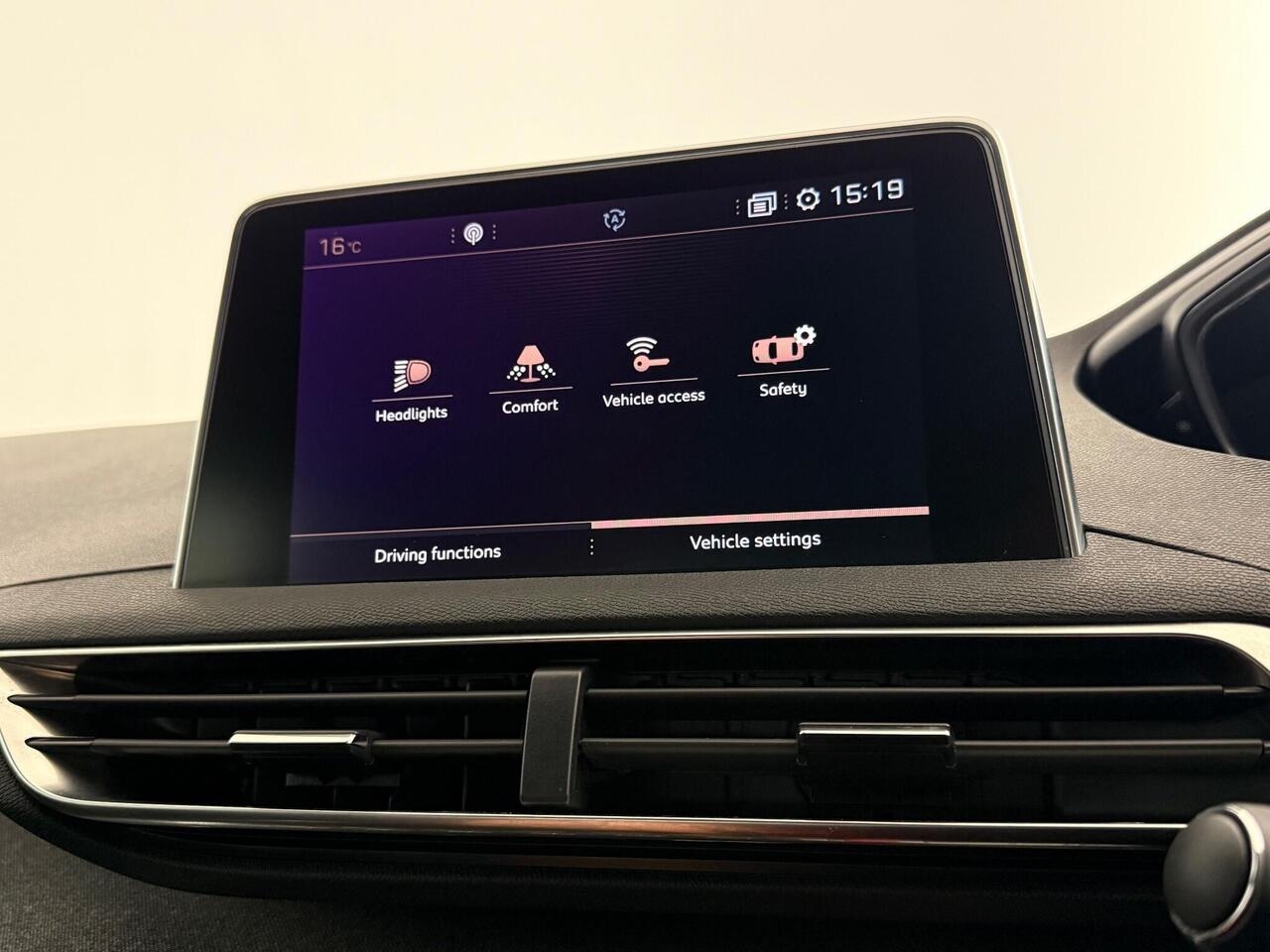 Peugeot 3008 thumbnail Infotainment System