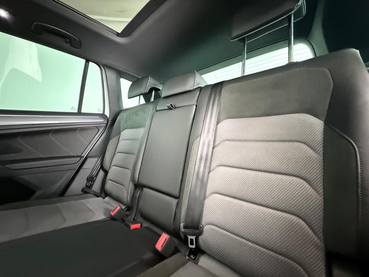 Volkswagen Tiguan thumbnail Seats Rear