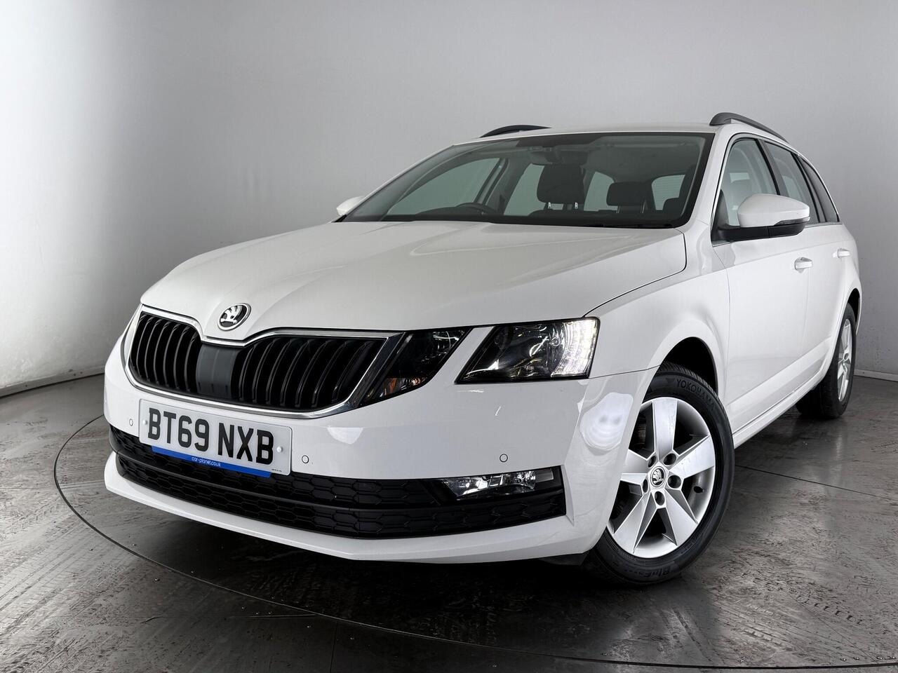 Skoda Octavia thumbnail Front Left