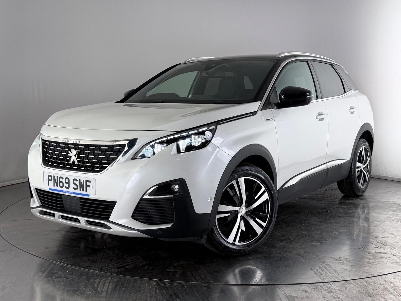 Peugeot 3008 thumbnail Front Left