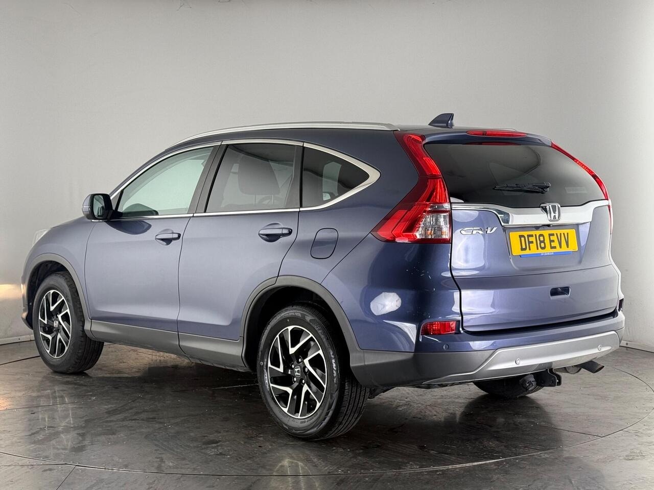 Honda CR-V thumbnail Rear Left