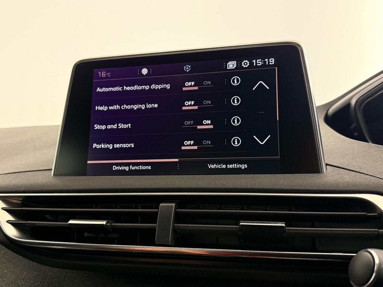 Peugeot 3008 thumbnail Infotainment System