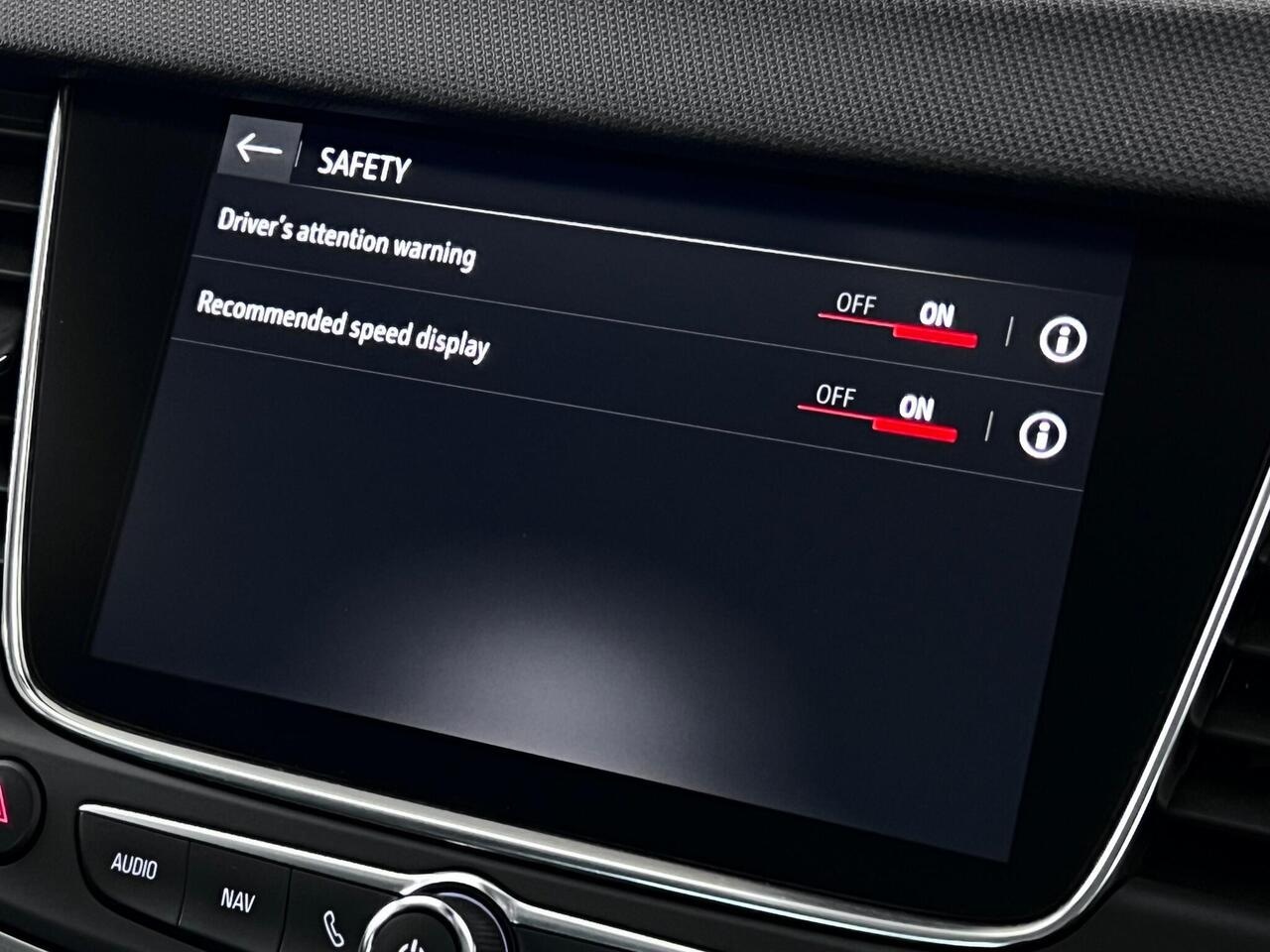Vauxhall Crossland thumbnail Infotainment System