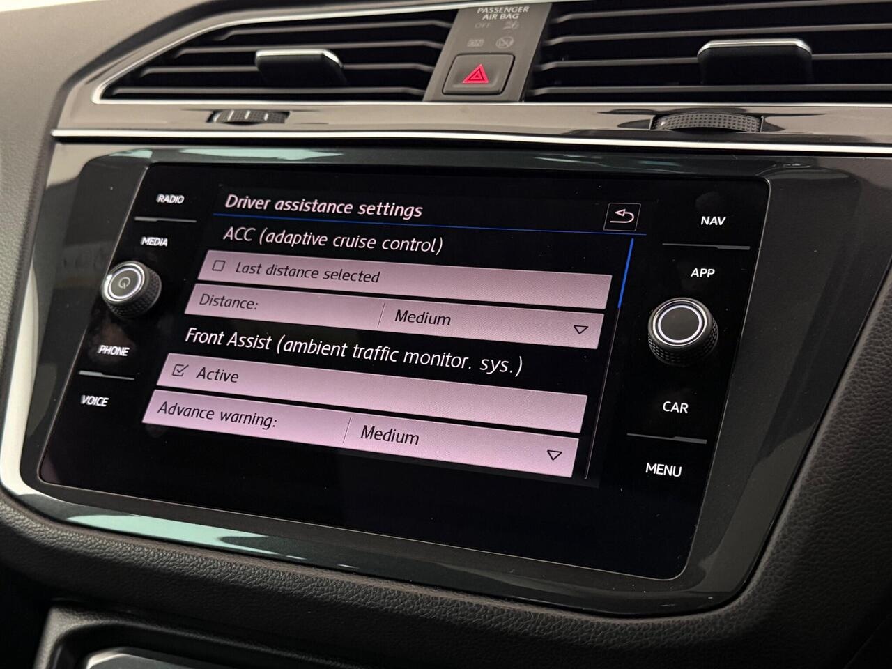 Volkswagen Tiguan thumbnail Infotainment System
