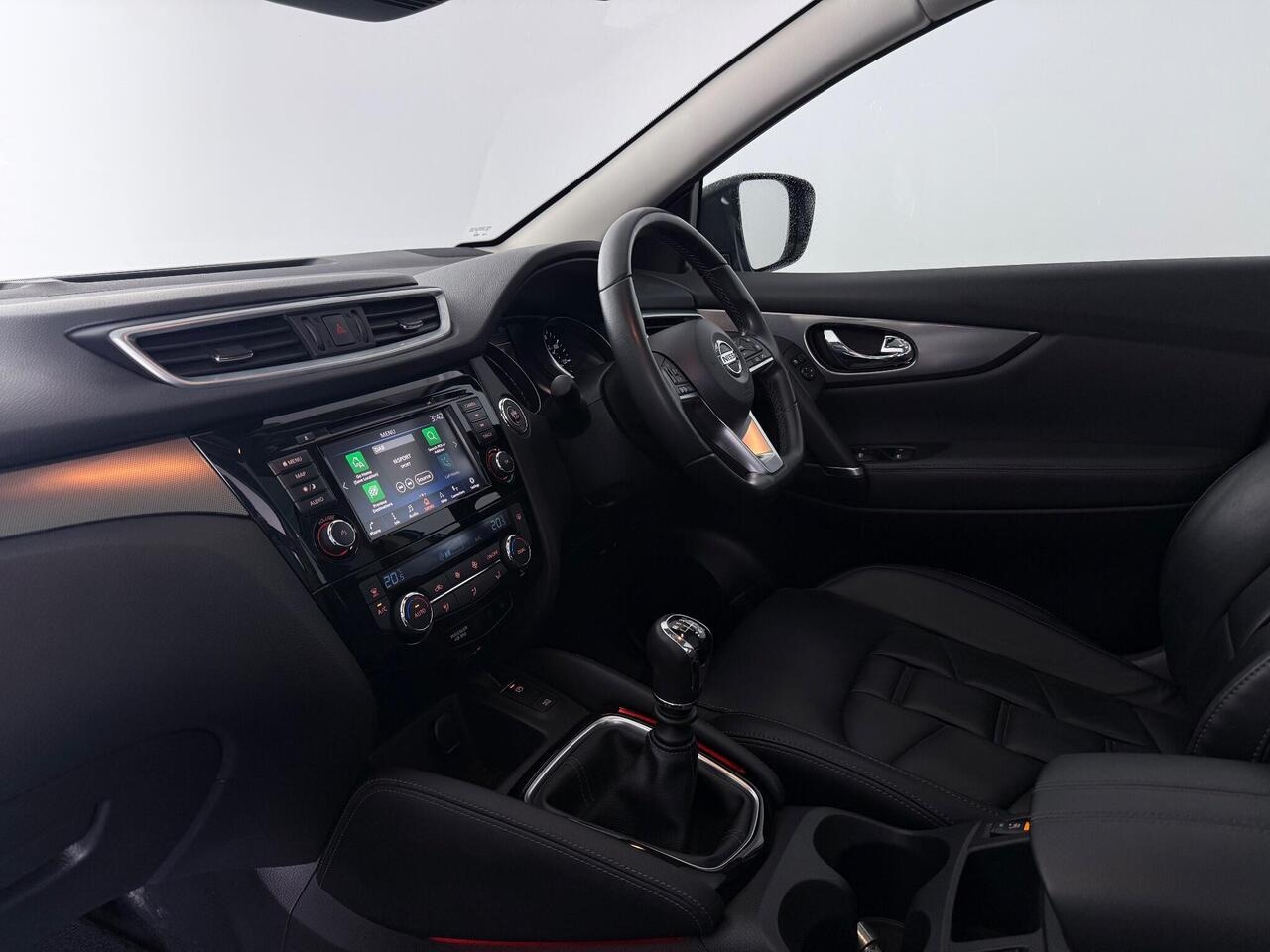 Nissan Qashqai thumbnail Interior Front