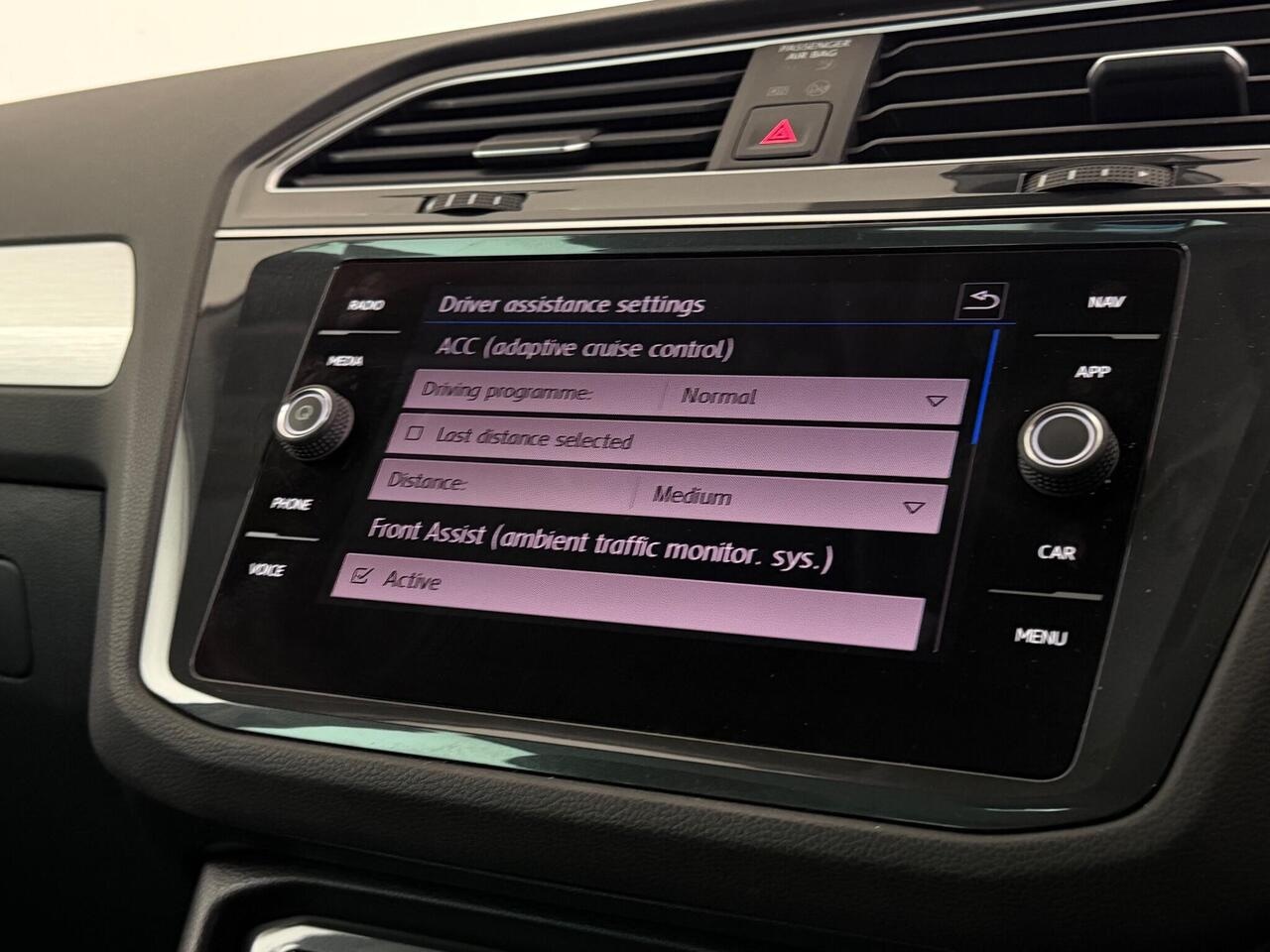 Volkswagen Tiguan thumbnail Infotainment System