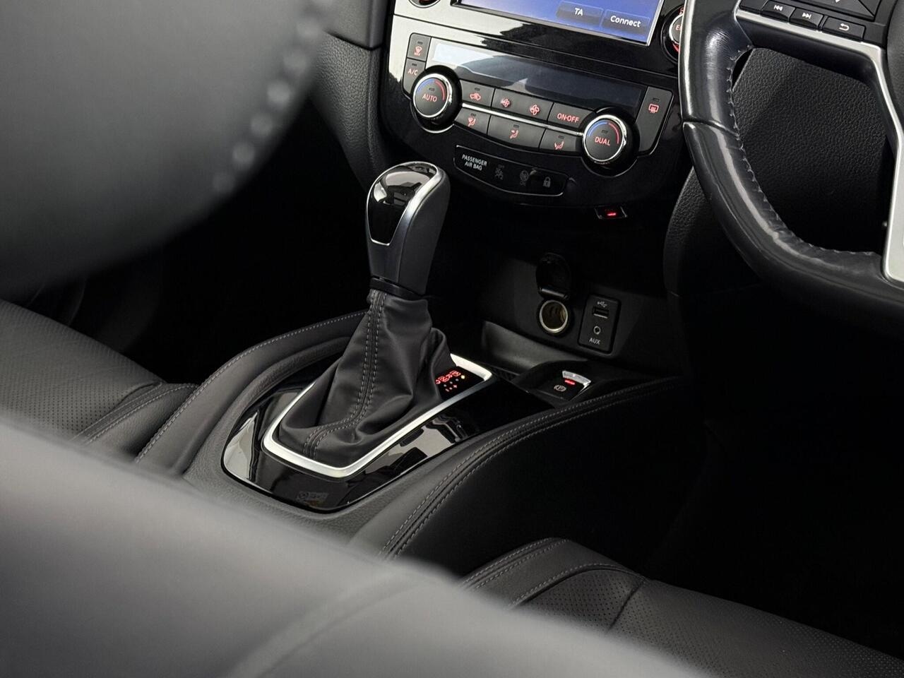 Nissan X-Trail thumbnail Interior Front