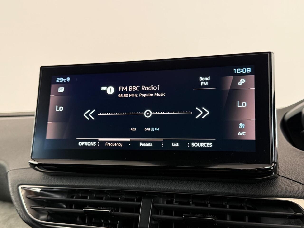 Peugeot 3008 thumbnail Infotainment System