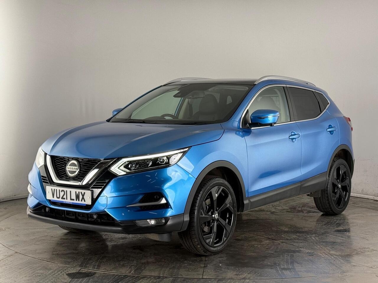Nissan Qashqai thumbnail Front Left