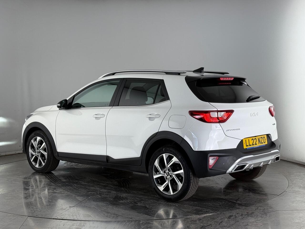 Kia Stonic thumbnail Rear Left