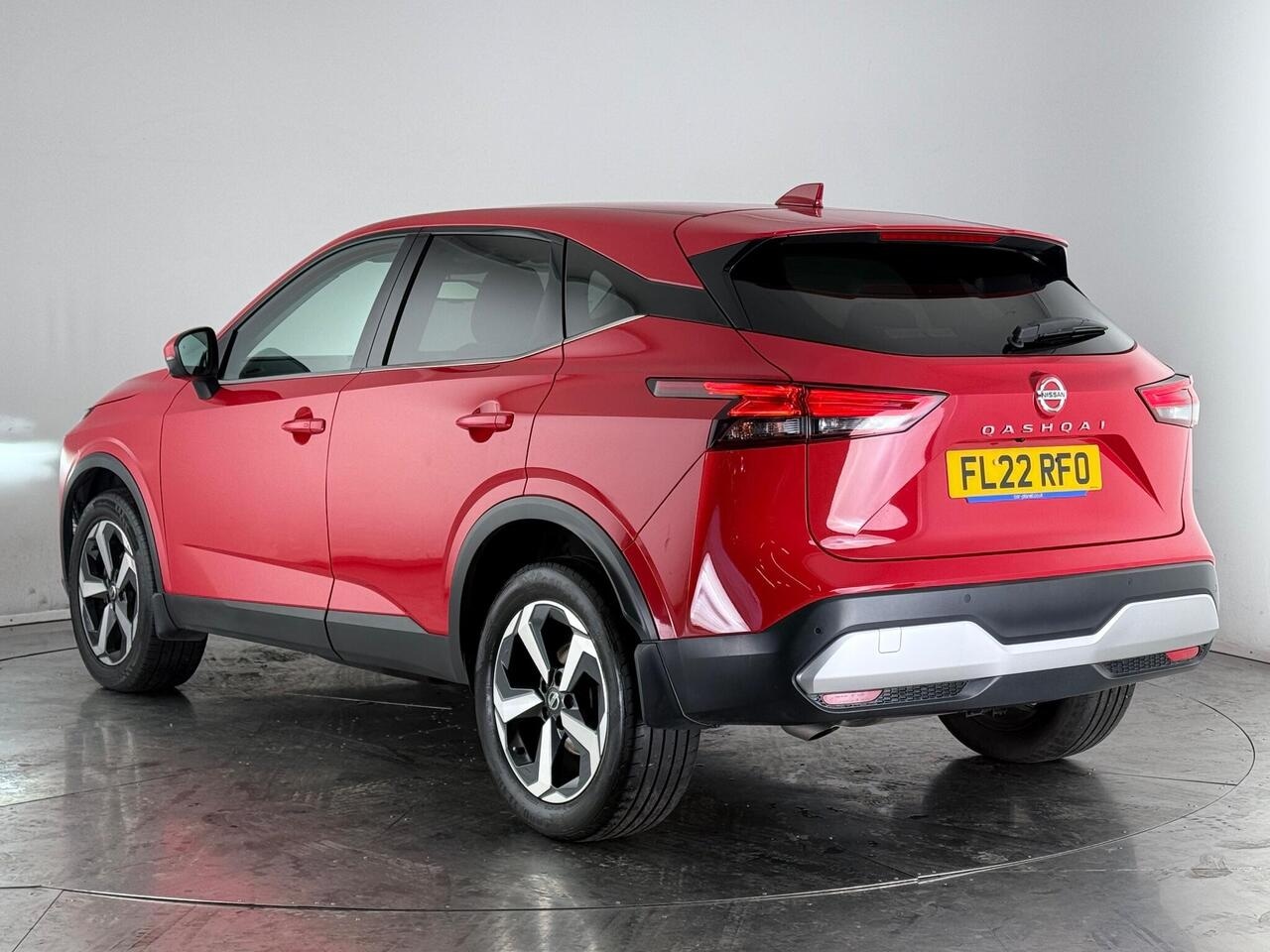 Nissan Qashqai thumbnail Rear Left