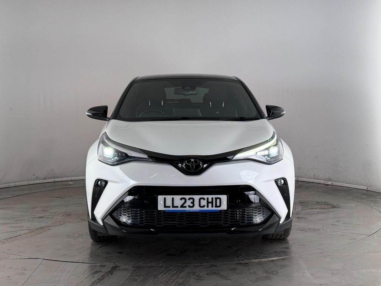 Toyota C-HR thumbnail Front