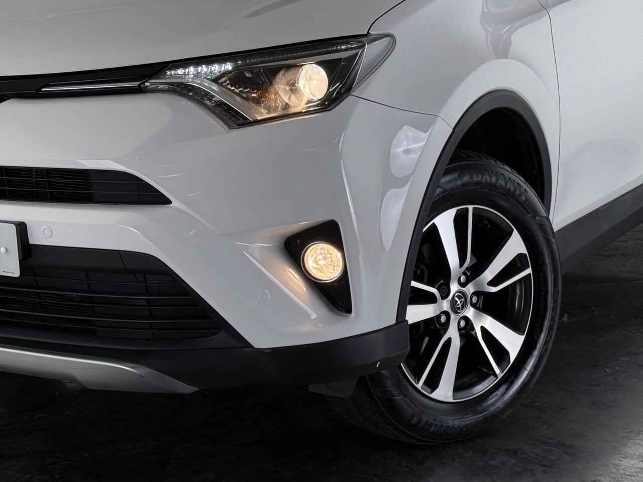 Toyota RAV4 thumbnail Front Right