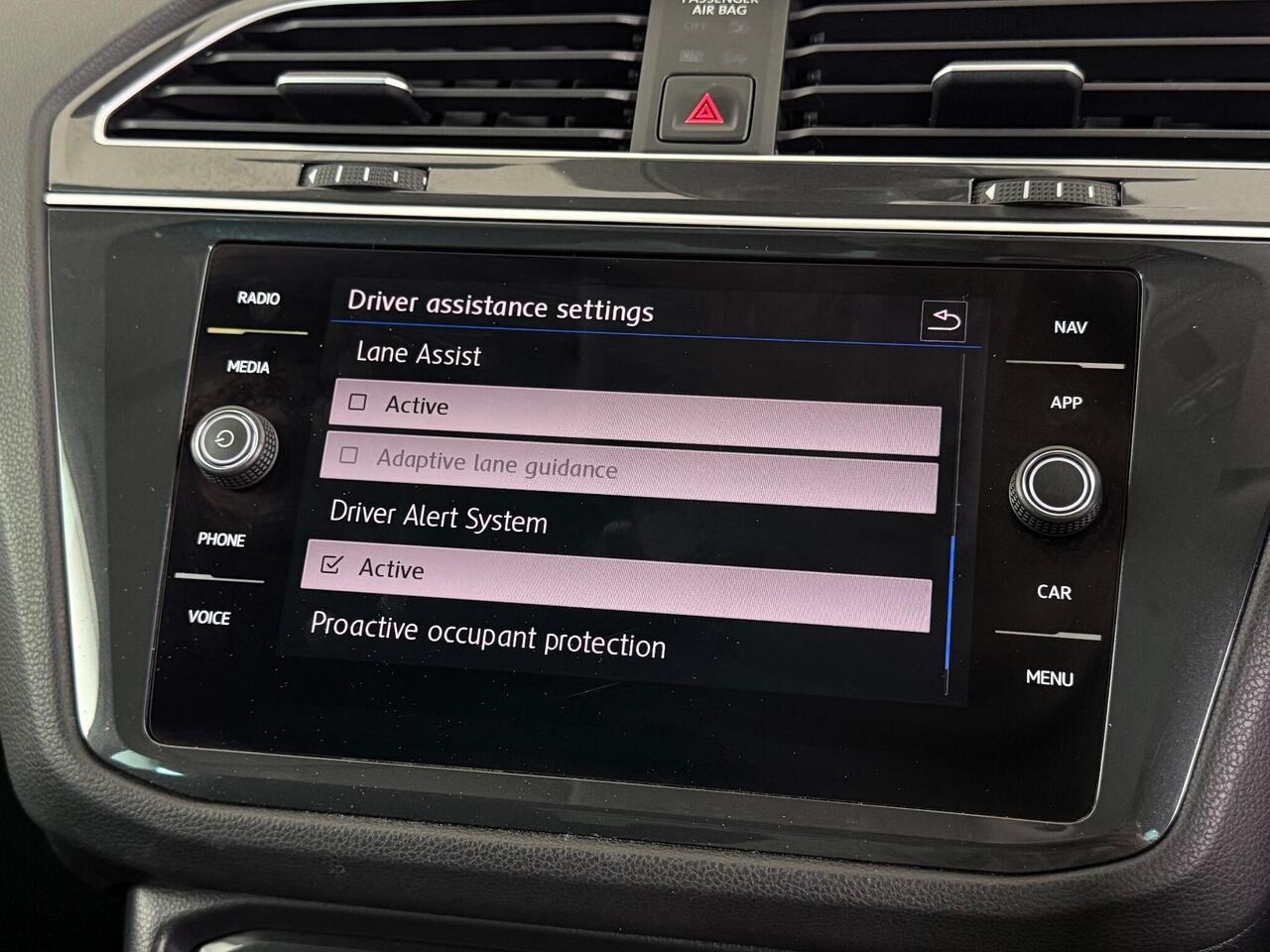 Volkswagen Tiguan thumbnail Infotainment System