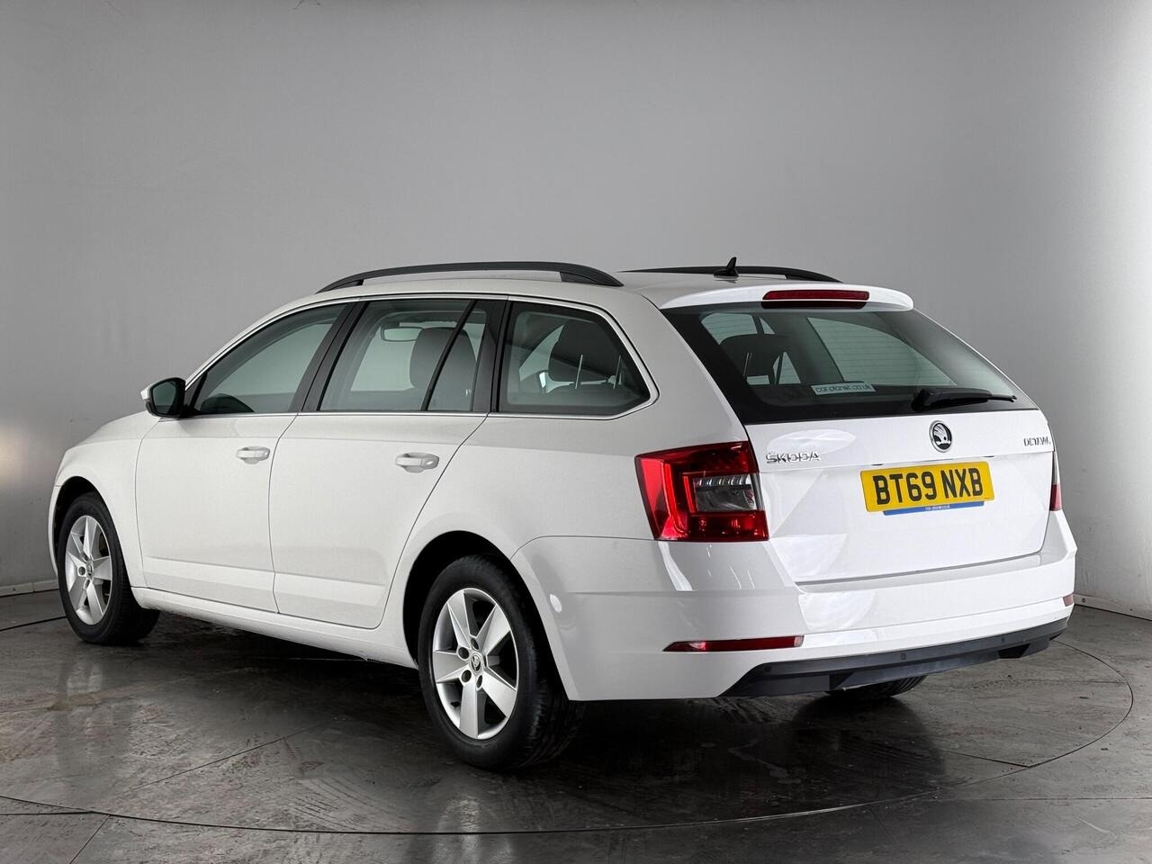 Skoda Octavia thumbnail Rear Left