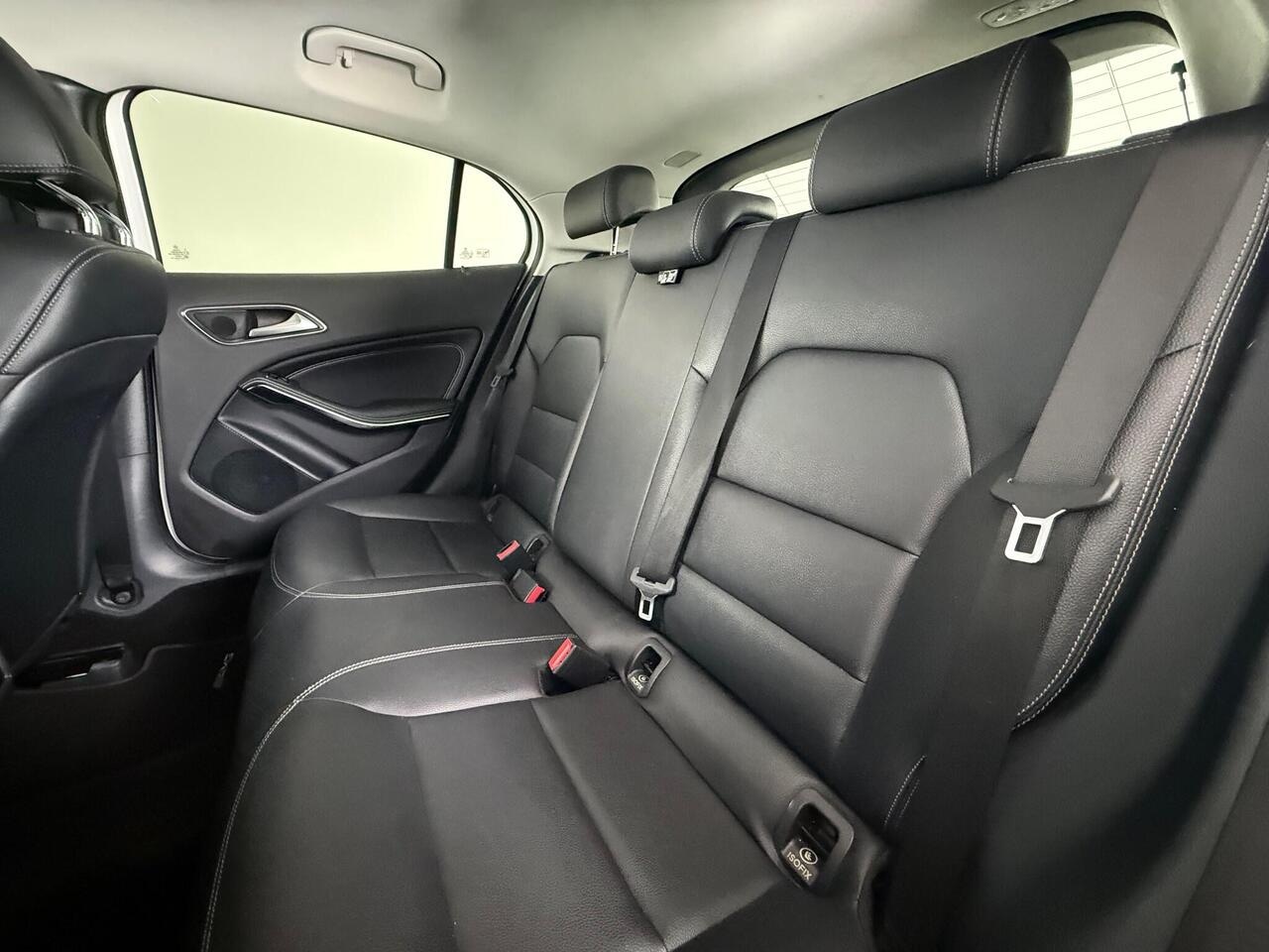 Mercedes-Benz GLA thumbnail Seats Rear