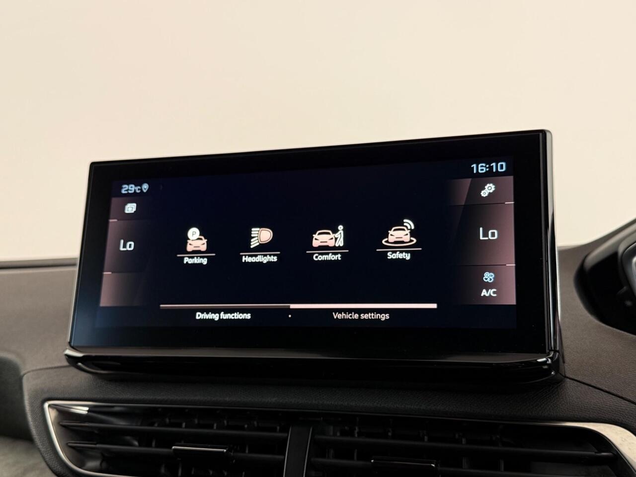 Peugeot 3008 thumbnail Infotainment System