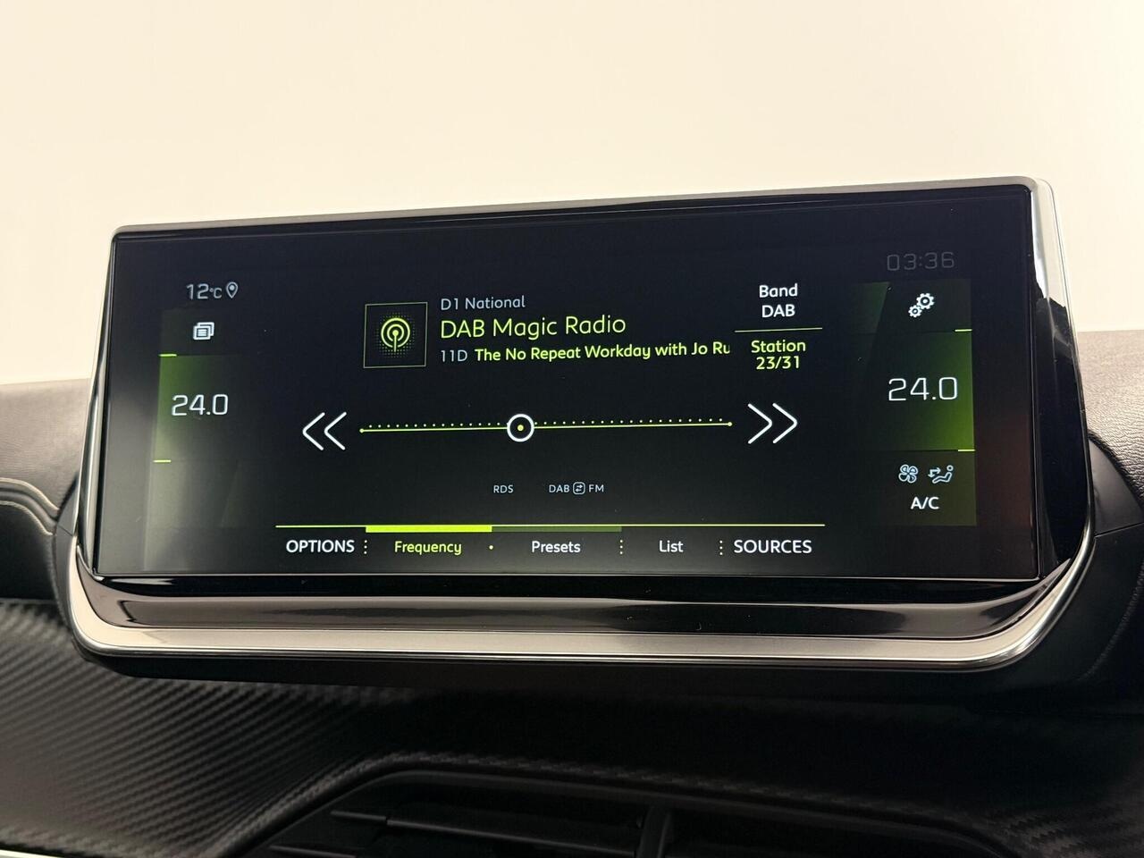 Peugeot 208 thumbnail Infotainment System