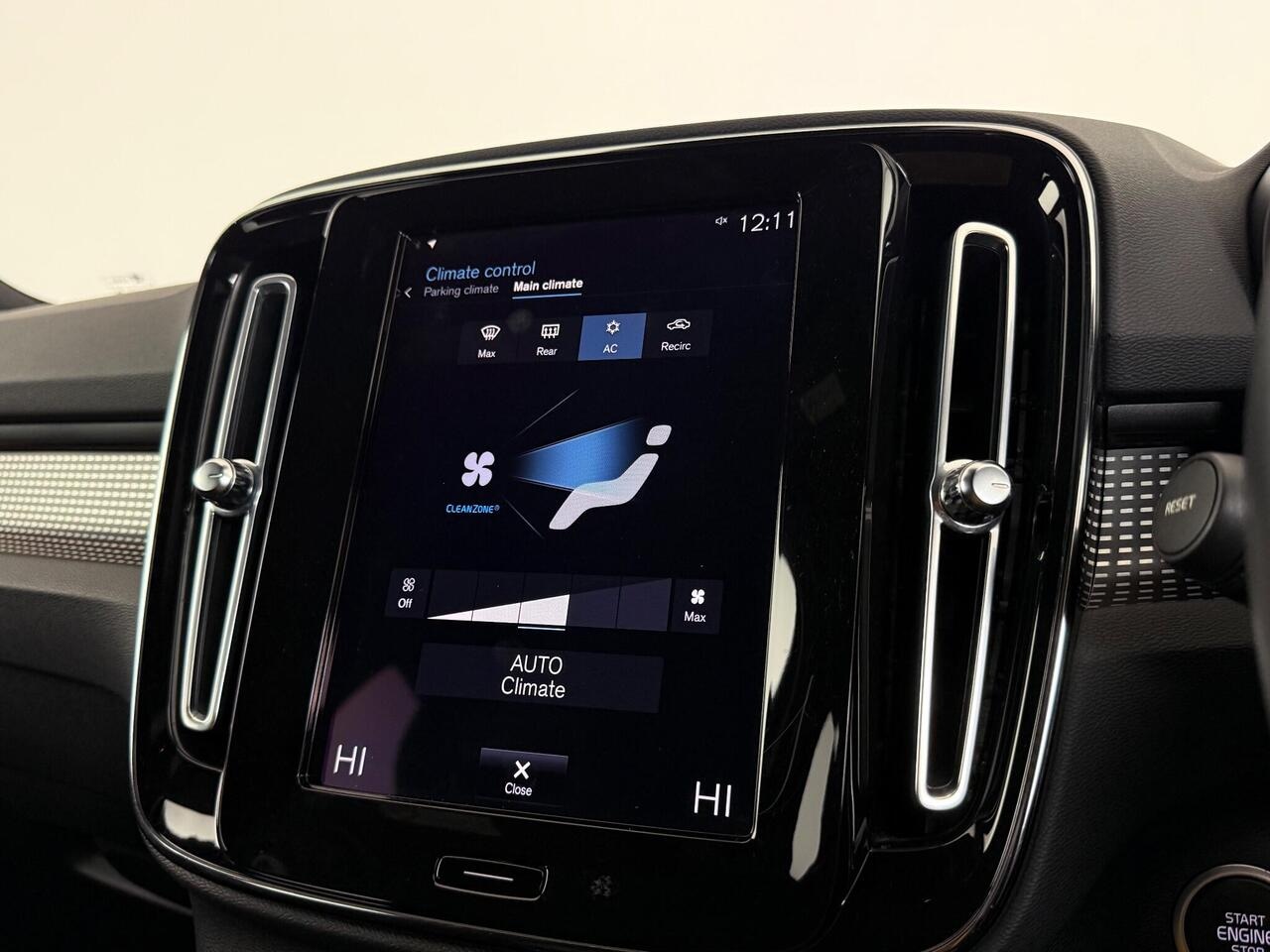 Volvo XC40 thumbnail Infotainment System