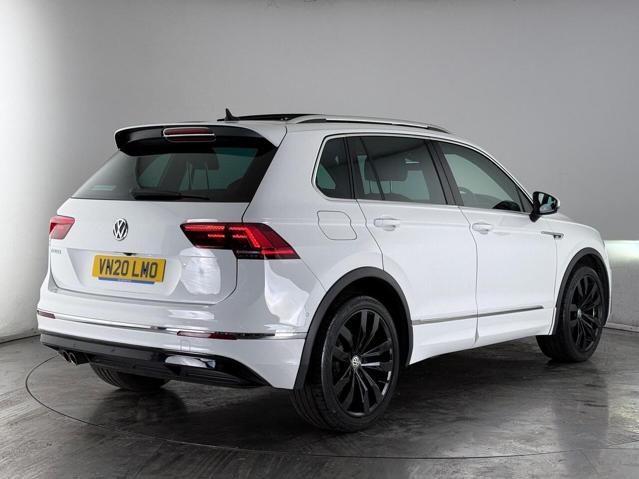 Volkswagen Tiguan thumbnail Rear Right