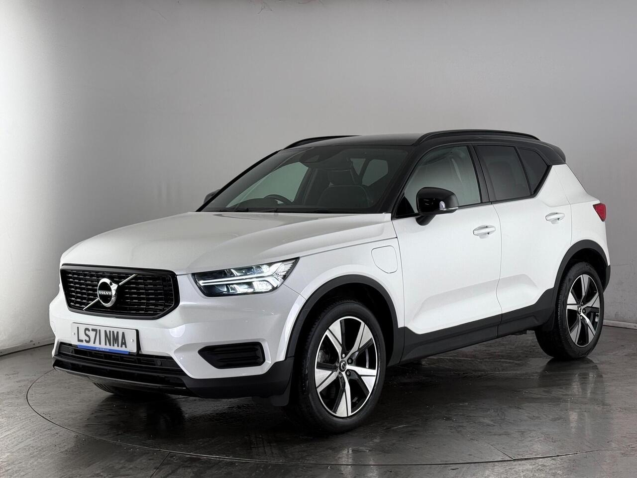 Volvo XC40 thumbnail Front Left