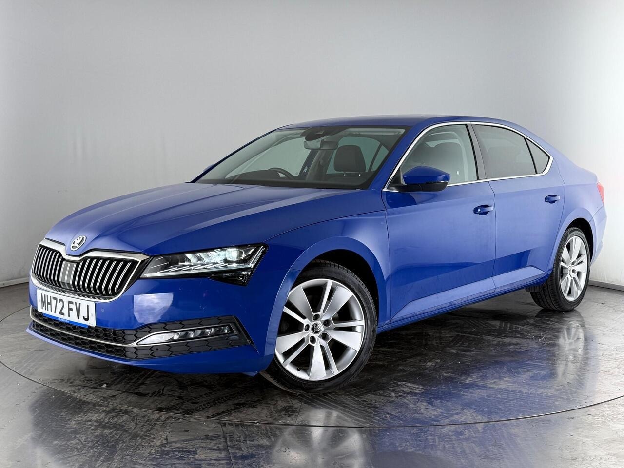 Skoda Superb thumbnail Front Left