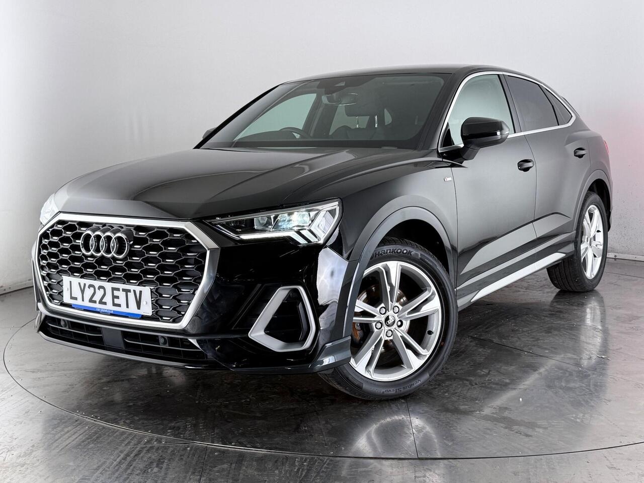 Audi Q3 thumbnail Front Left