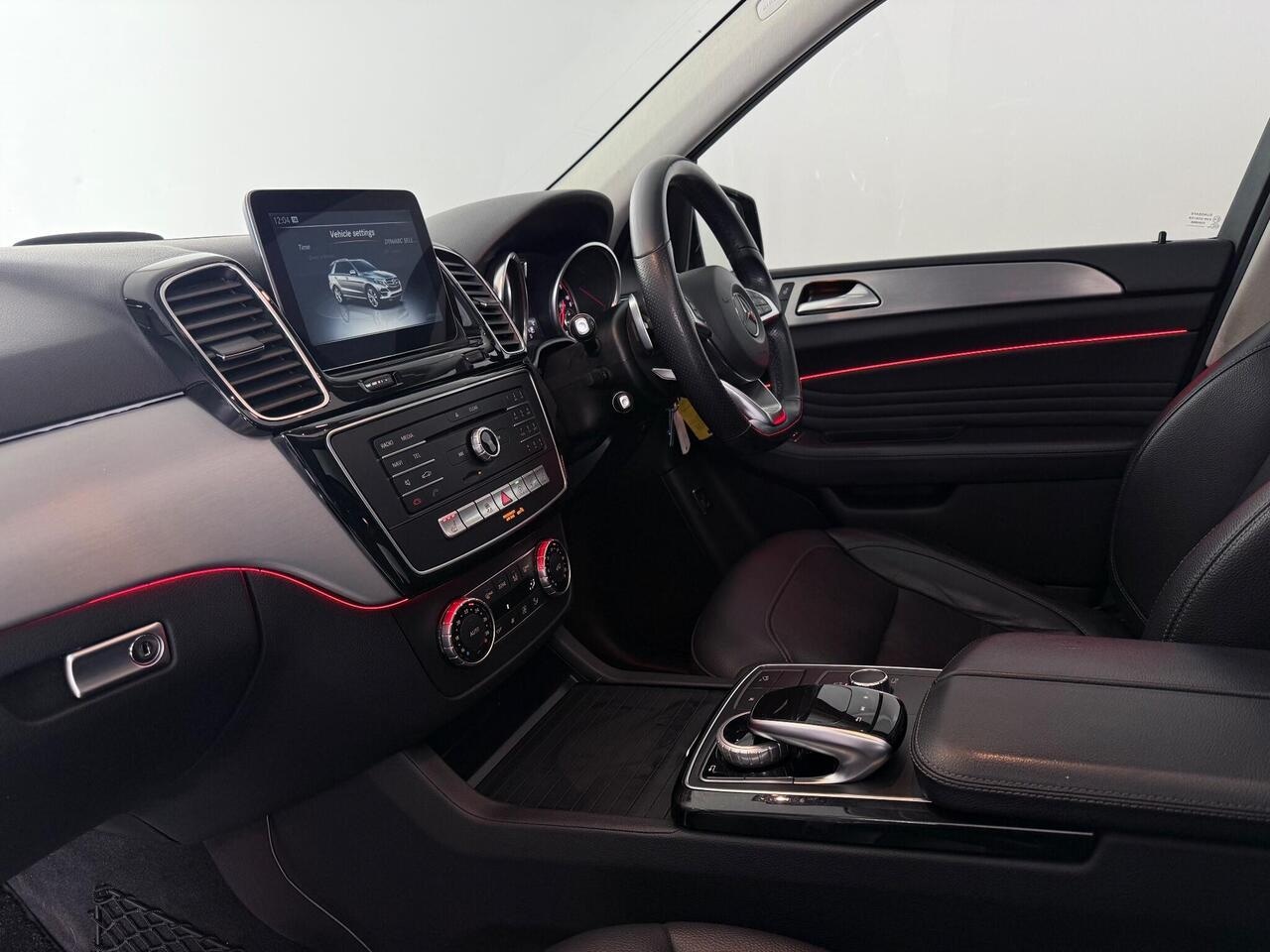 Mercedes-Benz GLE thumbnail Interior Front